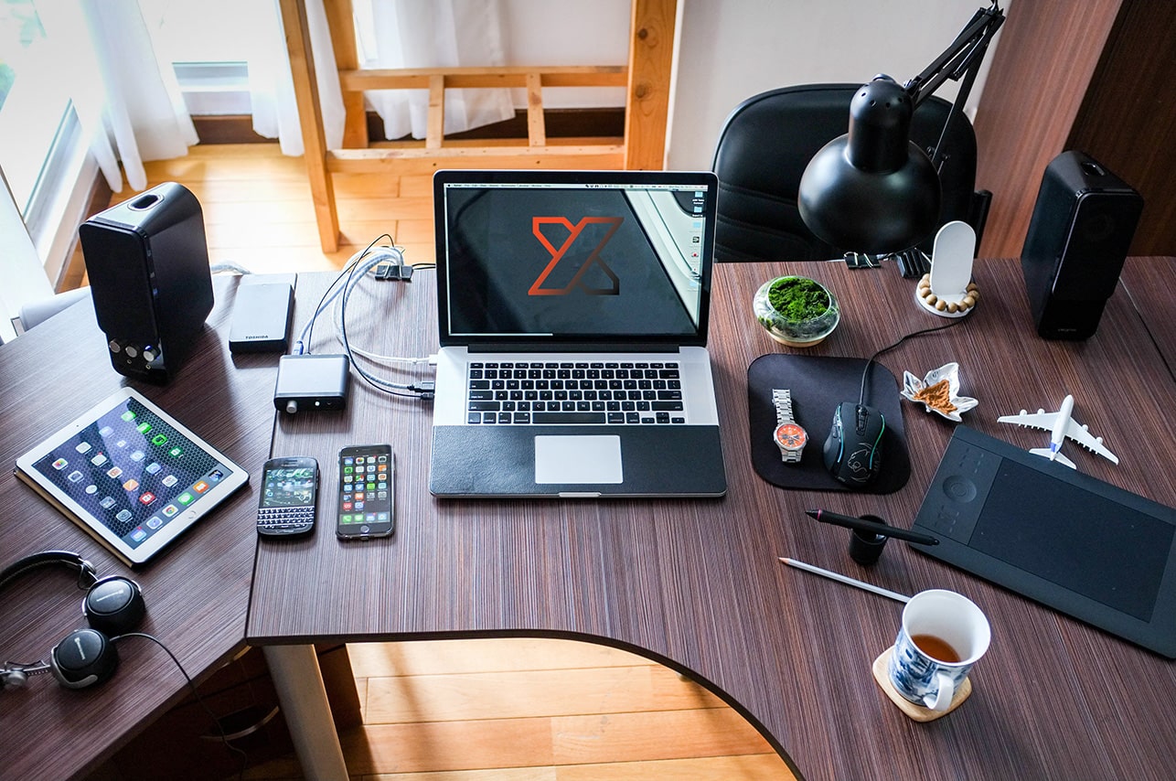 Laptop gebruikt voor een veilige en flexibele moderne werkplek in de cloud.